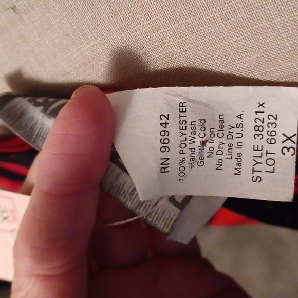 NWT-Stunning  black with red roses blouse. - Picture 8 of 8